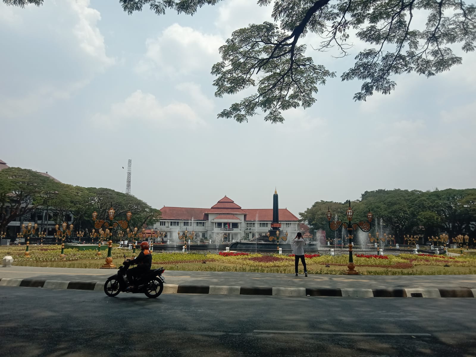 DLH Kota Malang Persilakan Masyarakat Nikmati Wajah Baru Alun Alun Tugu