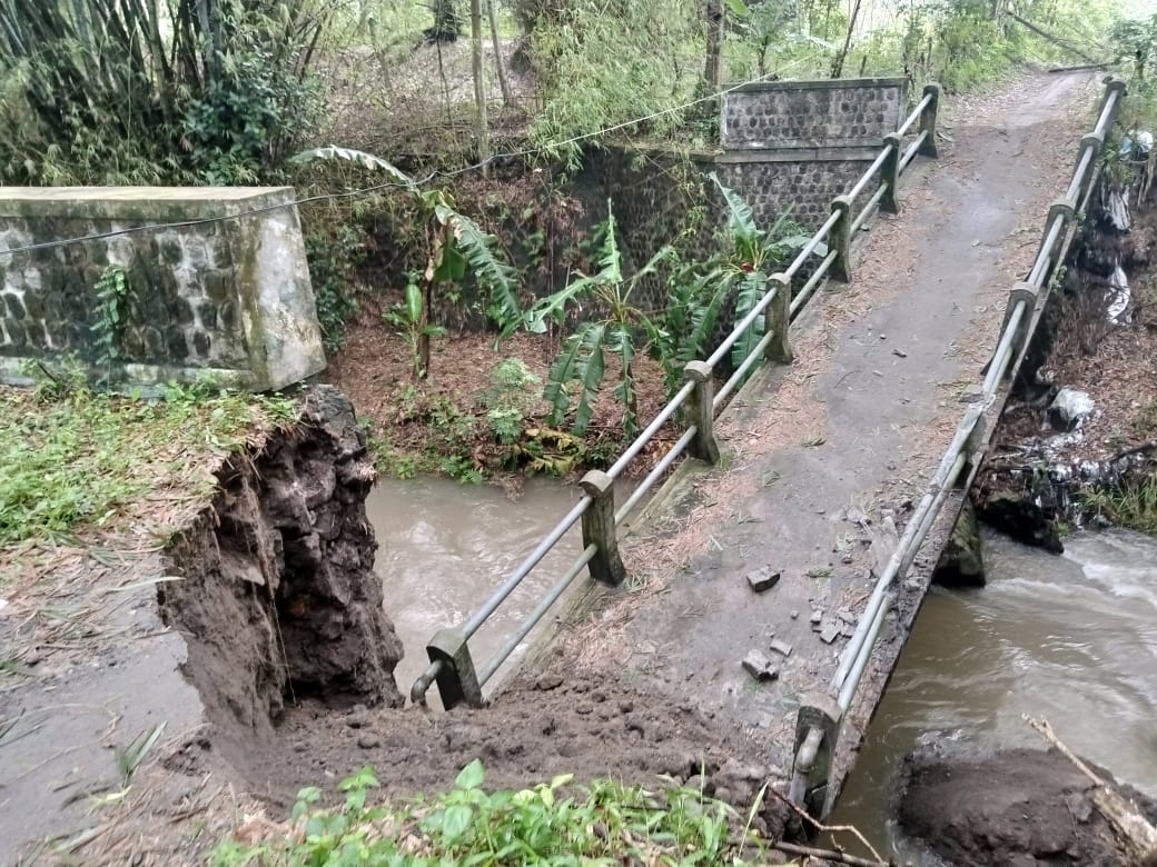 Jembatan Penghubung 2 Desa di Blitar Roboh Akibat Hujan Deras Disertai Angin Kencang