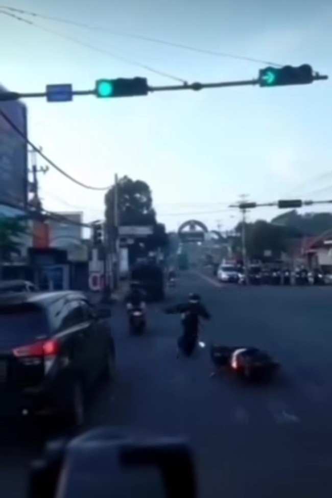 Seorang Wanita Tiba-Tiba Geletakkan Sepeda Motor di Tengah Jalan saat Mobil Damkar Hendak Lewat
