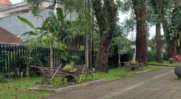 Tak Mau Dipakai Mesum, DLH Kota Malang Segel Kursi Taman di Jalan Ijen