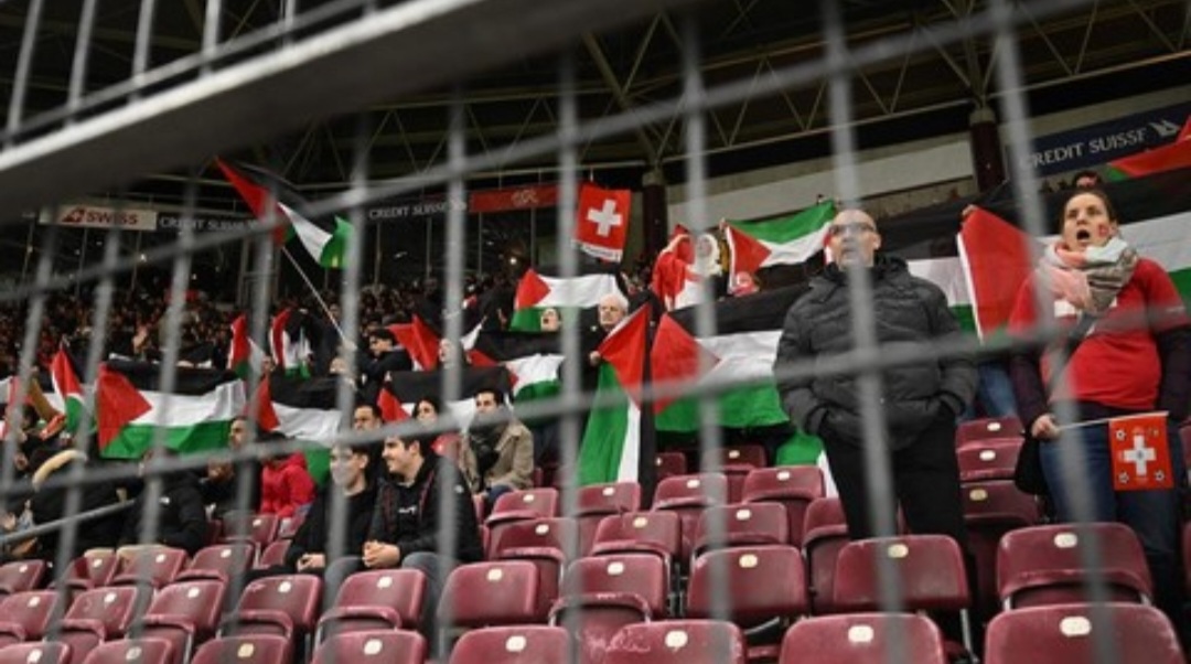 Bendera Palestina Dibentangkan saat Swiss Bentrok dengan Israel