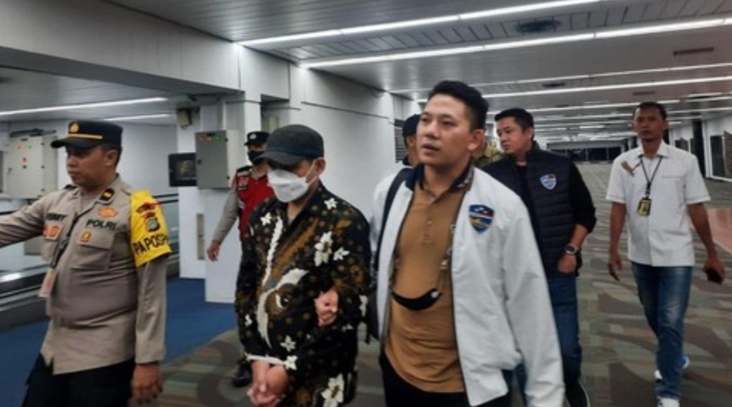 Pakai Batik dan Tangan Diikat, Peneliti BRIN yang Ancam Warga Muhammadiyah Tiba di Jakarta