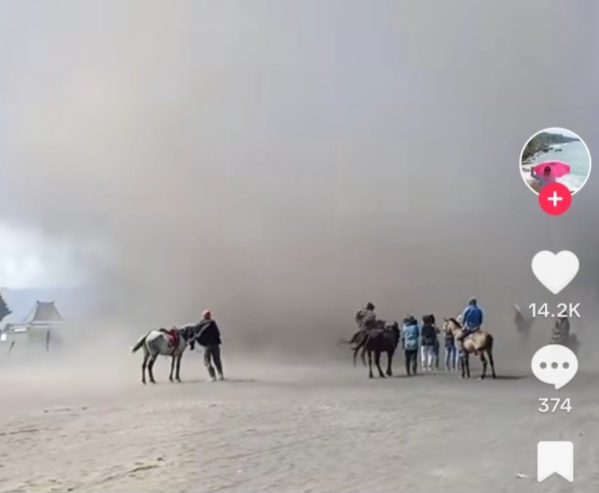 Fenomena Dust Devil di Lautan Pasir Bromo, Apa Itu?