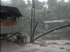 Diterjang Banjir Lahar Jembatan Malang-Lumajang Putus