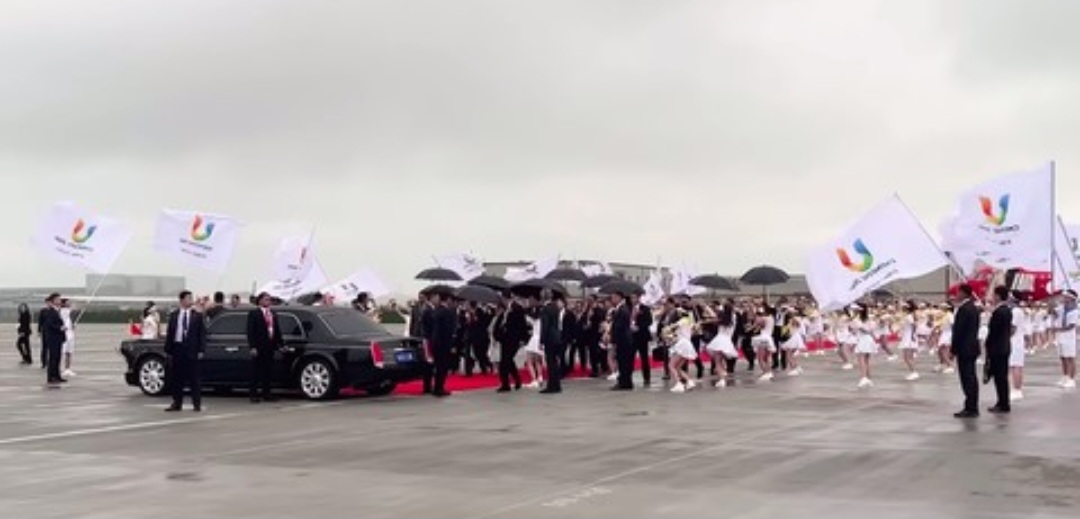 Mendarat di Chengdu, Jokowi Langsung Disambut Mobil Mewah Produksi China