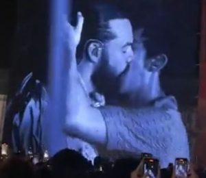 Vokalis dan Bassis Band The 1975 Berciuman di Atas Panggung, Warga Malaysia Heboh