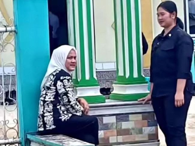 Viral, Ibu Negara Iriana Duduk di Gapura Masjid saat Tunggu Jokowi Salat Jumat