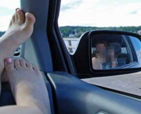 Viral, Aksi Mesum di Mobil Digrebek Massa