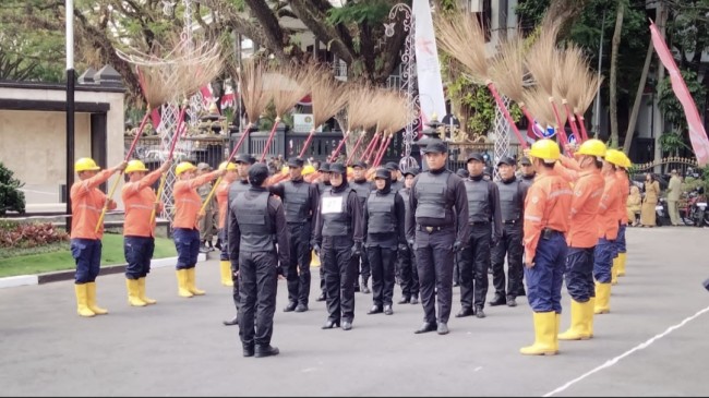 Uniknya Tim DLH Kota Malang, Bawa Sapu Lidi Saat Lomba PBB HUT Kemerdekaan RI