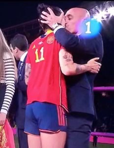 Presiden Federasi Spanyol Cium Bibir Pemain Timnas Wanita