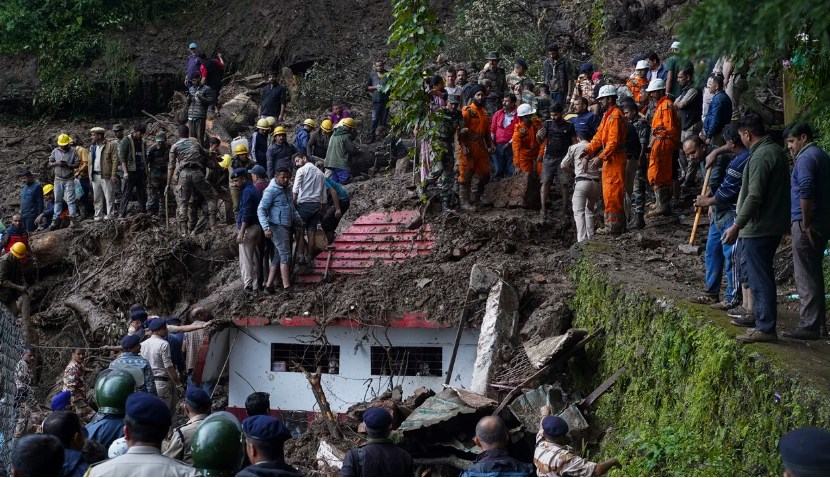 Banjir Tewaskan 9 Jiwa: Puluhan Orang Masih Terjebak Reruntuhan