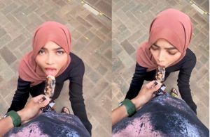 Cara Makan Pisang Oklin Fia Bikin Heran, Netizen: Sekalian Pake Bikini 