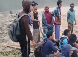 Detik-Detik Kapal Digulung Ombak Besar, 8 ABK Hilang