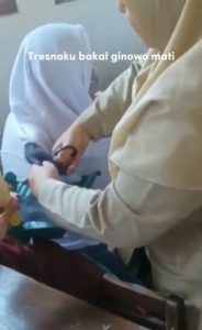 Guru Gunting Rambut Siswi Berhijab