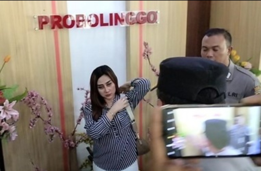 Istri Polisi di Probolinggo Viral lagi, Kali Ini Naik Alphard Dikawal Patwal