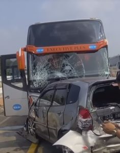 Bus PO Rosalia Kecelakaan Beruntun Libatkan 10 Mobil