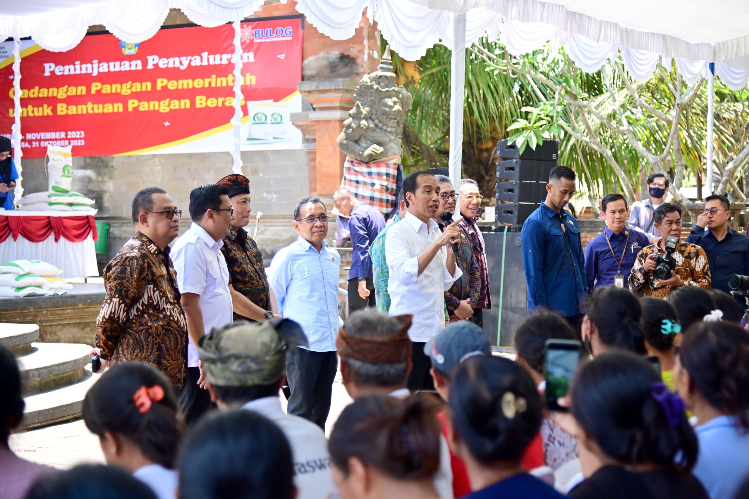 Jokowi Serahkan Bantuan Pangan bagi Masyarakat di Gianyar