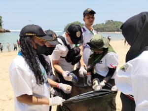 Asta Beach Clean Up Pantai Kondang Merak, Temukan Kaleng hingga Botol Miras