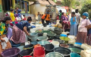 Kekeringan, Warga di Situbondo Jalan Kaki 1 Kilometer untuk Ambil Air