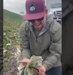 Viral Hujan Uang Satu Juta Dollar