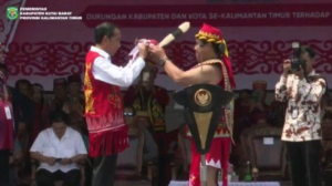 Suku Dayak Kutai Barat Beri Jokowi Gelar Adat