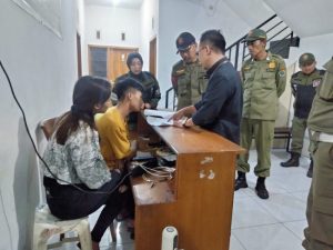 Anak Open BO, Ibu Nanis Histeris di Kantor Satpol PP