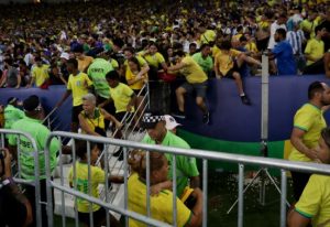 Ricuh, Pertandingan Brazil Vs Argentina Tertunda Lama