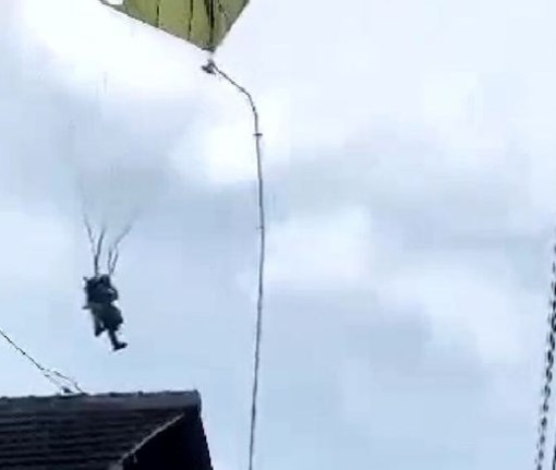 Penerjun Payung Anggota TNI Berakhir di Atap Rumah Warga