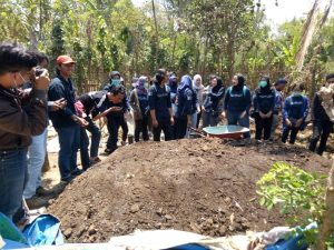 Pelatihan Kompos Blok Dalam Upaya Perbaikan Lingkungan di Area Bekas Tambang Pasir