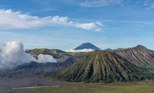 Gunung Bromo Keluarkan Asap Kawah Berwarna Kelabu, TNBTS Batasi Pengunjung