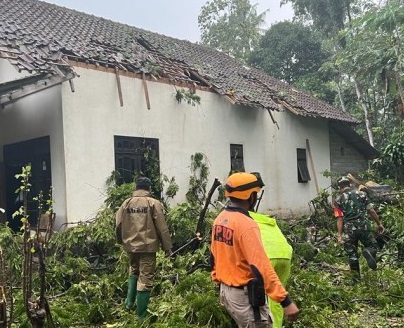 Hujan Deras dan Angin Langkisau Terjang Blitar