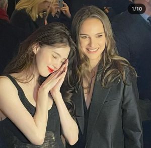 Senangnya Han So Hee Foto Bareng Natalie Portman