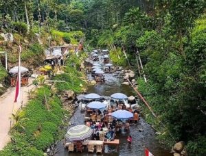 Wisata Kuliner Warung Makan di Atas Sungai