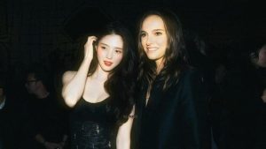 Han So Hee Unggah Foto Bareng Natalie Portman di Paris Fashion Week