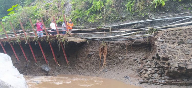 Jalur Wisata ke Air Terjunnya Gajahmada Putus Diterjang Longsor dan Banjir