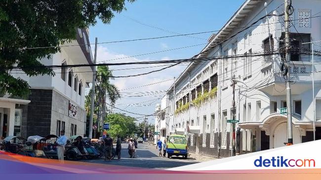 Jelajahi Kota Lama Surabaya dengan Jeep Willys, Seru dan Berkesan