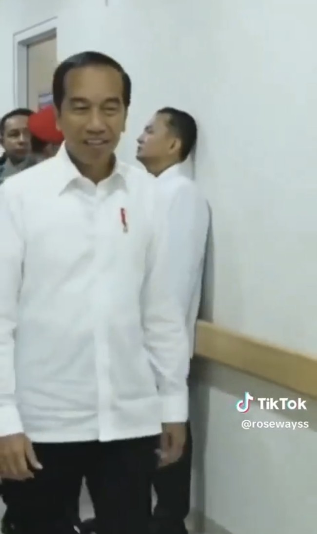 Ajudan Prabowo Mayor Teddy Tegur Dokter hingga Tersandar ke Dinding