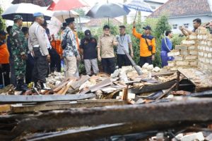 Pj Gubernur Jatim Serahkan Bantuan untuk Korban Angin Puting Beliung di Pamekasan