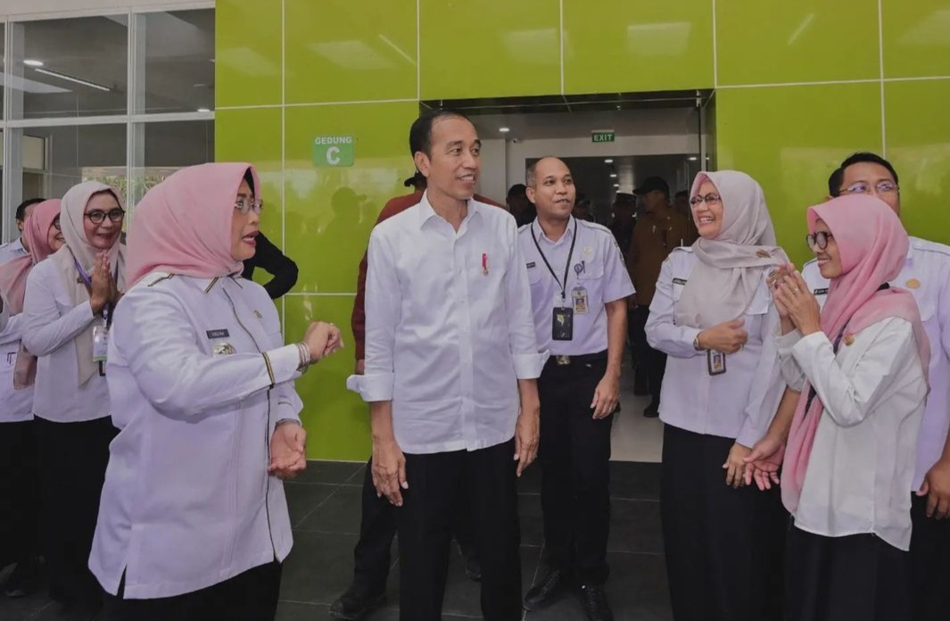 Jokowi Tertawa Ditanya Kabar Jadi Ketua Umum Golkar