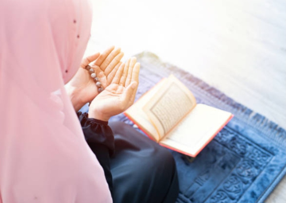 Lebih Baik Mana: Wanita Tarawih di Masjid atau di Rumah?
