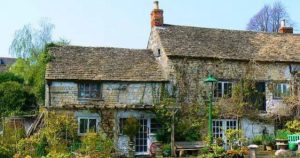 Penginapan Kuno Berhantu: The Ancient Ram Inn di Wotton-under-Edge