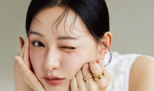 Bintang Queen of Tears Kim Ji Won Hiasi Sampul Cosmopolitan Korea