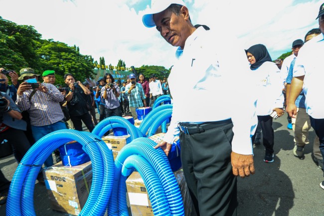 Kementan Serahkan Bantuan 3.700 Unit Pompa Air di Jatim untuk Hadapi El Nino