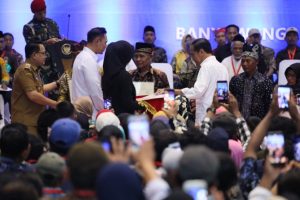Jokowi Serahkan Ribuan Sertifikat Tanah di Banyuwangi