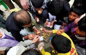 Tradisi Lebaran: Adu Pecah Telur Rebus di Afghanistan