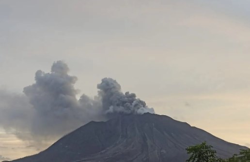 Erupsi Gunung Ruang Menurun, PVMBG Cabut Peringatan Tsunami