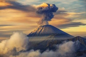 Erupsi Dua Kali, Gunung Semeru Semburkan Abu Vulkanik Sejauh 500 Meter