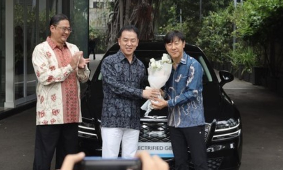 Selamat, Shin Tae-yong Dapat Hadiah Mobil Listrik Mewah dari Hyundai