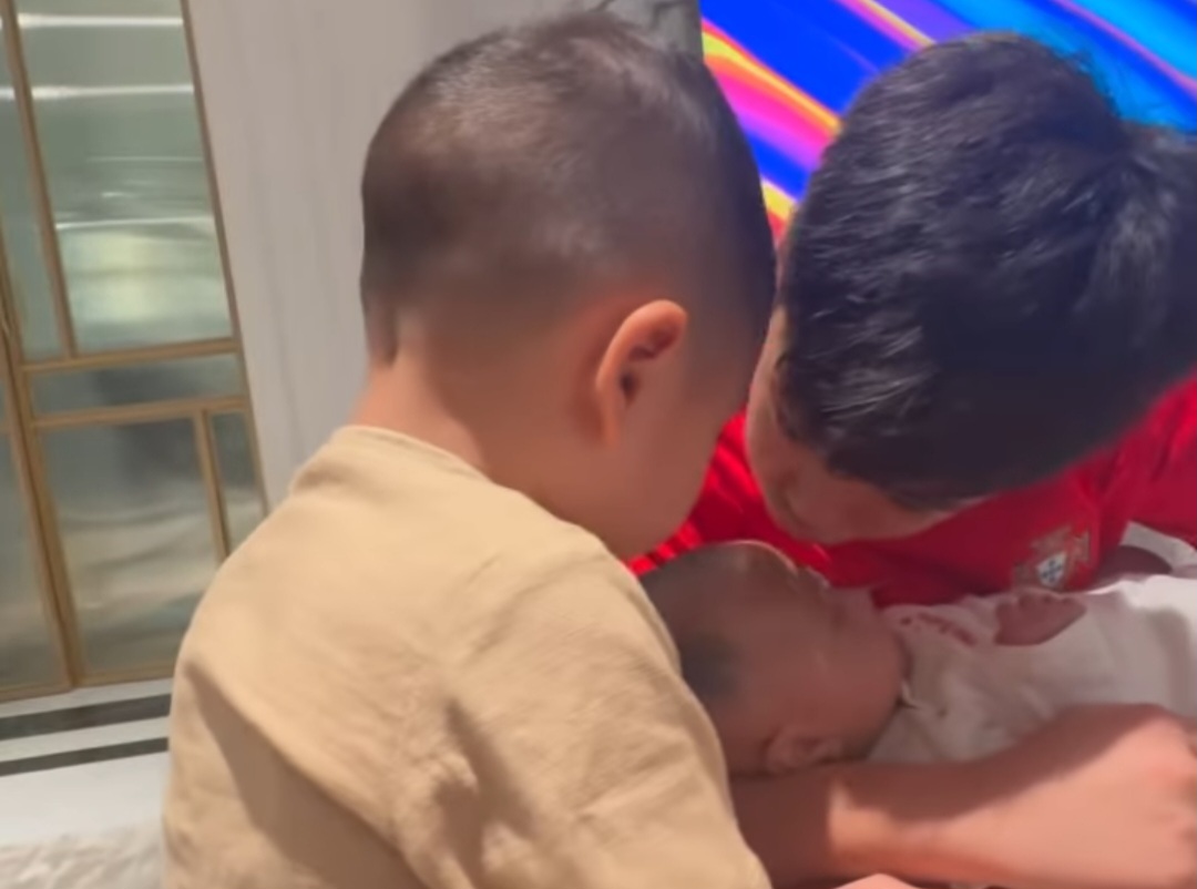 Bayi Cantik yang Diadopsi Raffi-Nagita Mulai Dikenalkan ke Publik