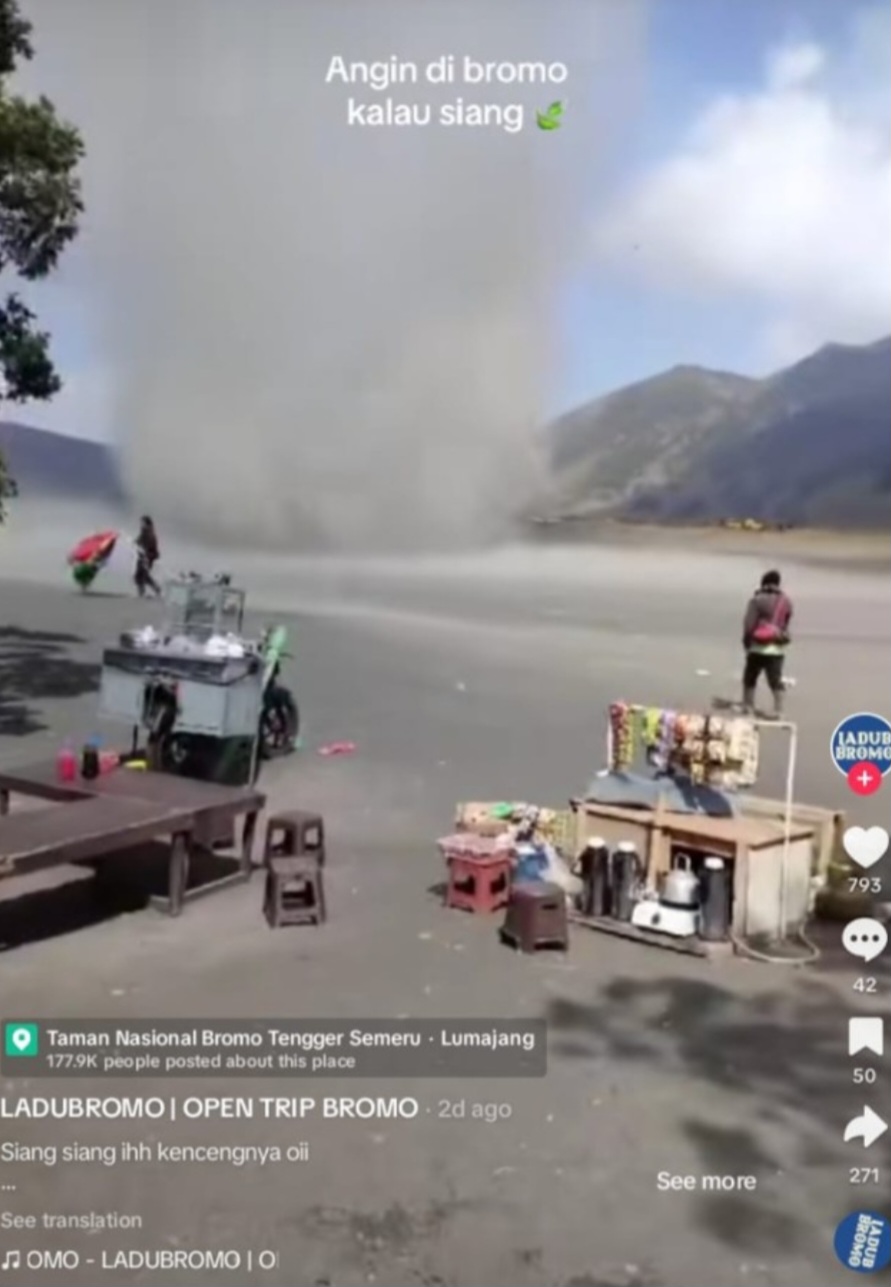 Lautan Pasir Bromo Diserang Pusaran Angin